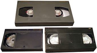 Comparaison de cassettes: Betacam SP L (haut), Betacam SP S (gauche), VHS (droite)